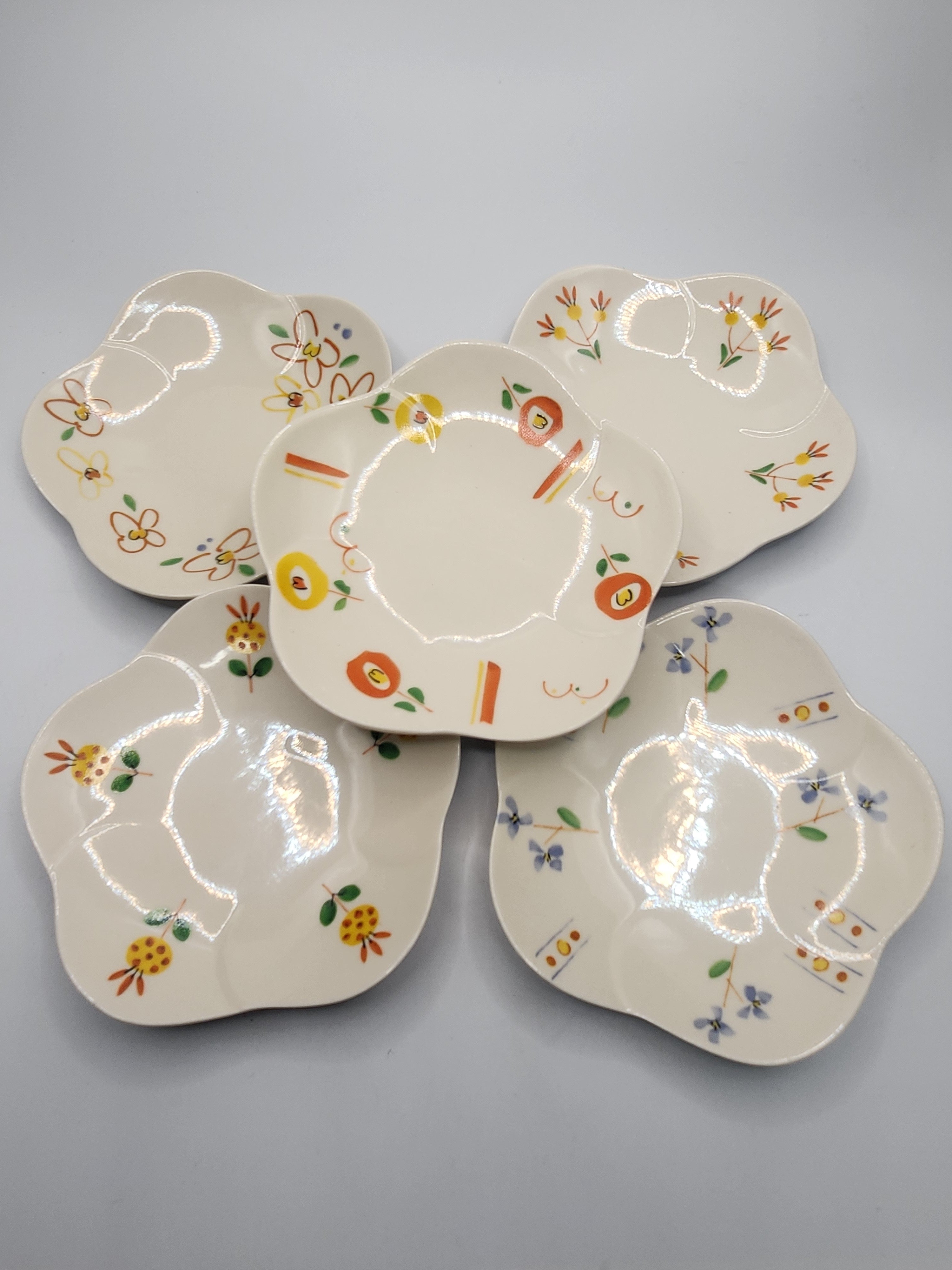 🌸 Hand-Painted Floral Scalloped Plates Set