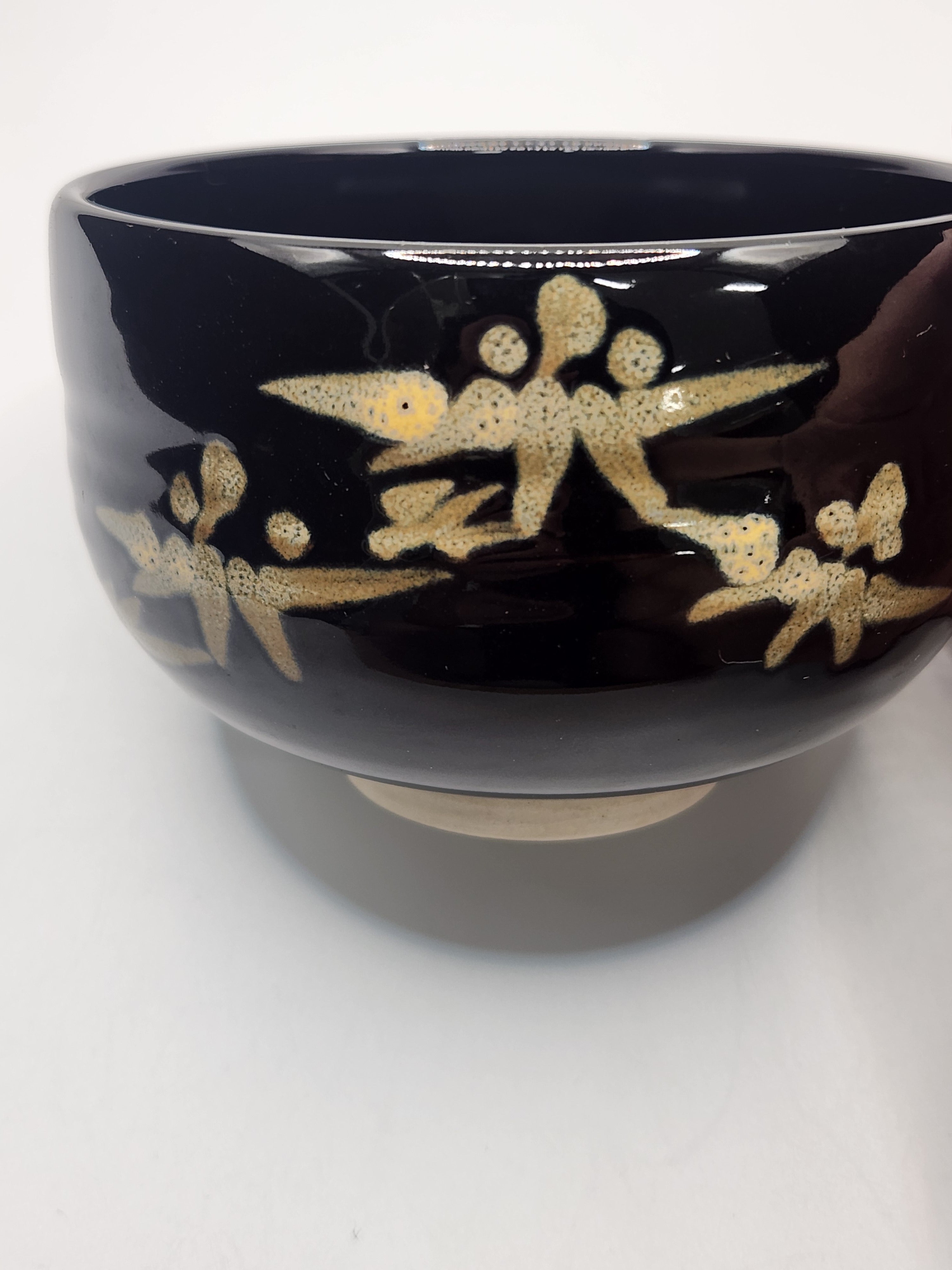 Lacquerware Tea Bowl with Gold Floral Motif