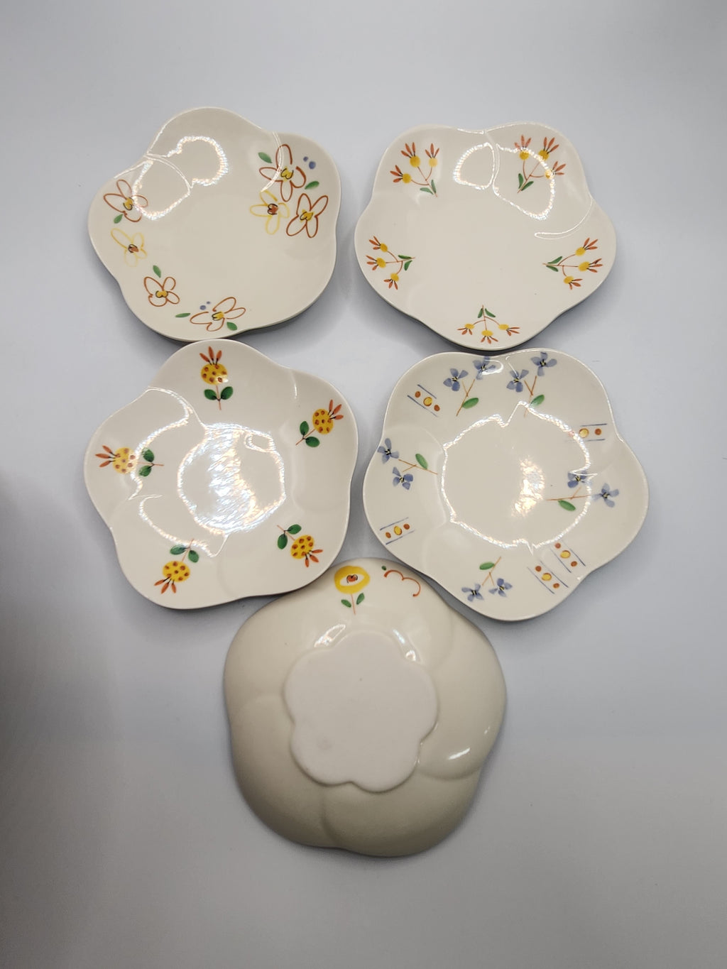 🌸 Hand-Painted Floral Scalloped Plates Set