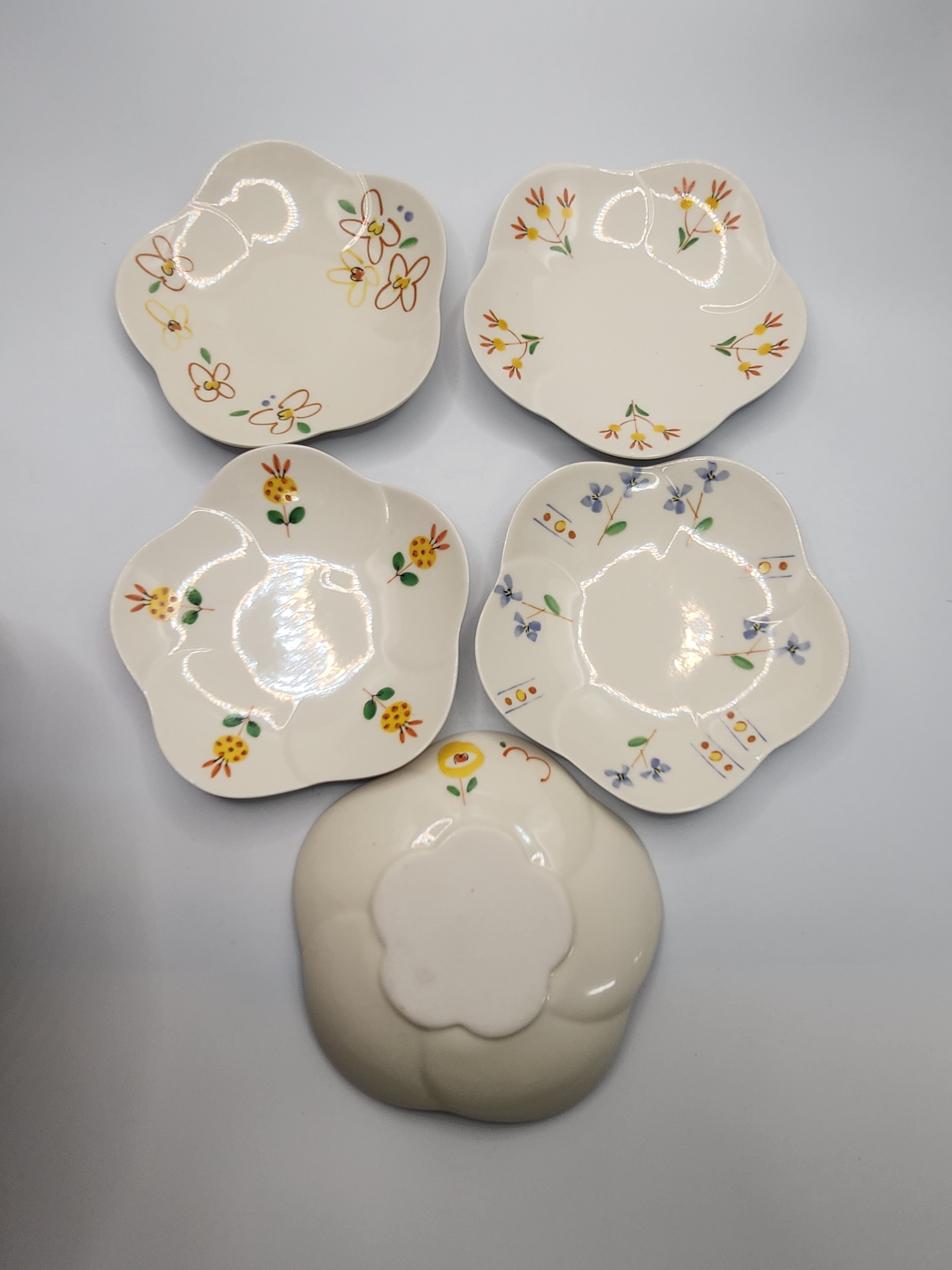 🌸 Hand-Painted Floral Scalloped Plates Set